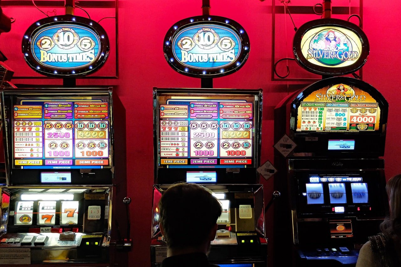 Antarmuka permainan Qiu Qiu di platform kiper toto dengan kartu domino dan meja permainan